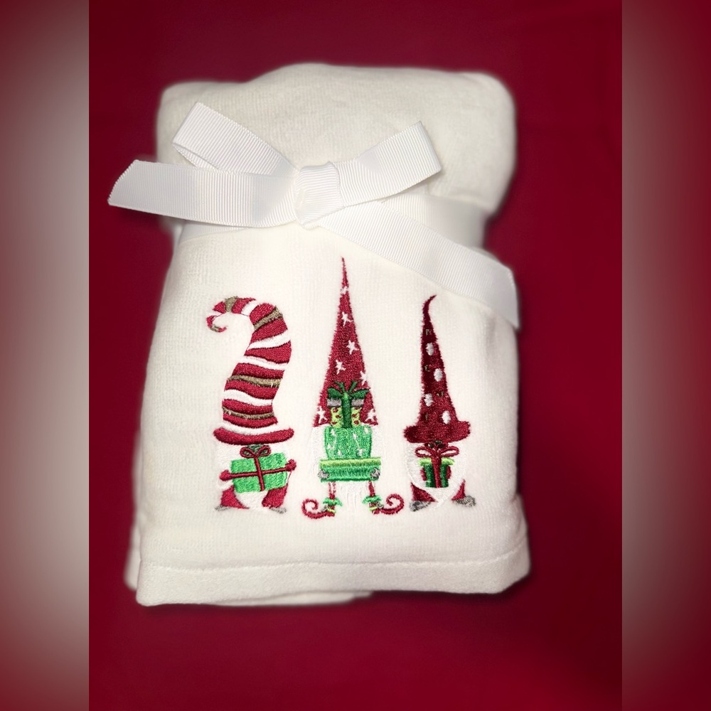 NWT SET OF CHRISTMAS 2 HAND TOWELS WITH EMBROIDERED CARACTER HOLLYDAY.